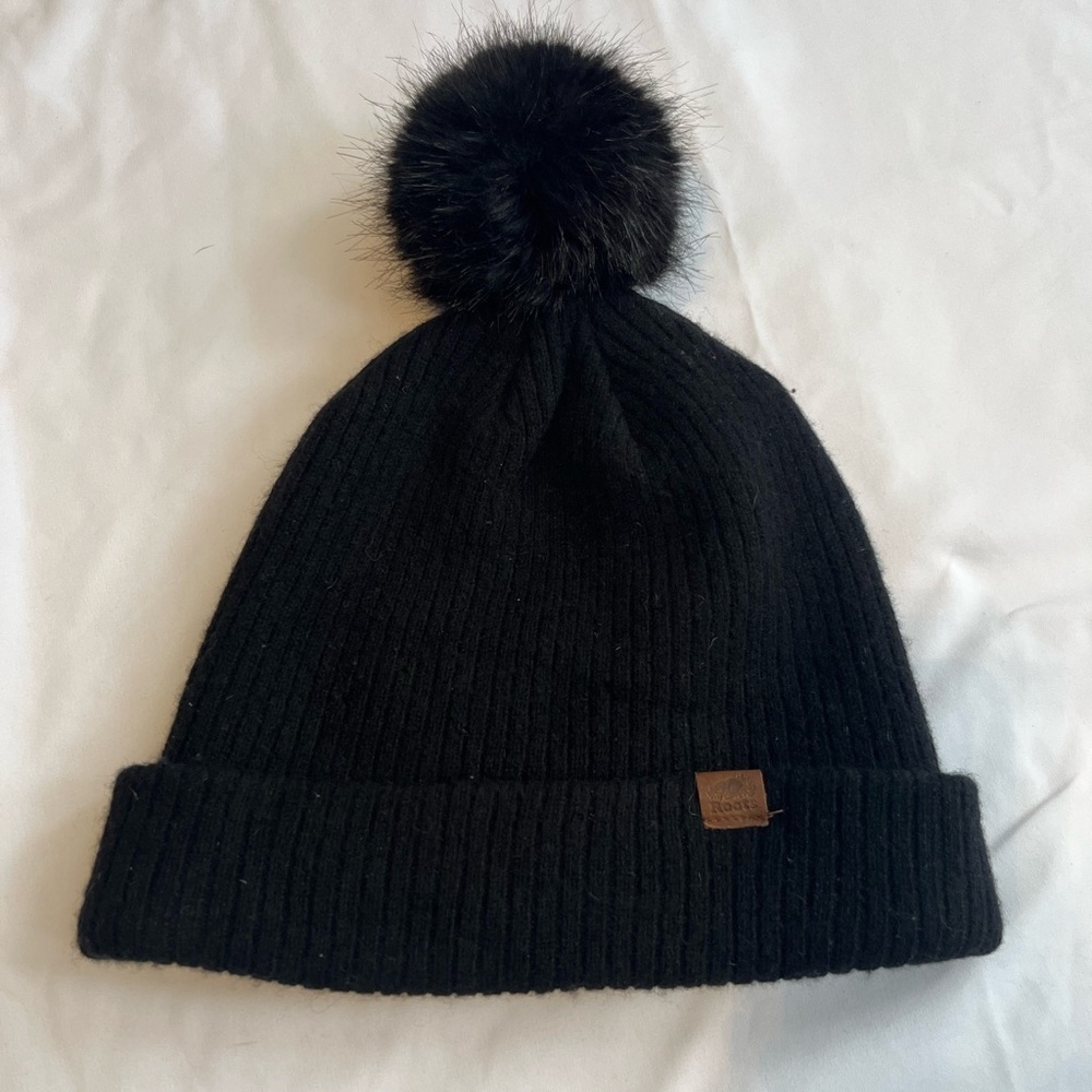 Roots Black Pom Pom Beanie Ribbed Knit Winter Hat Faux Fur Pom